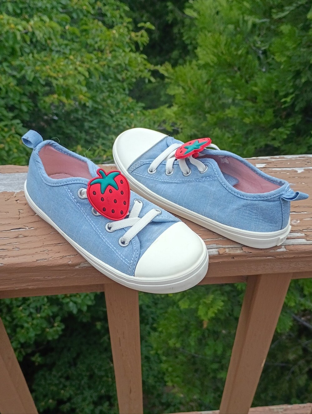 Old Navy Girl's Canvas Sneakers with Strawberry Accent sz 10